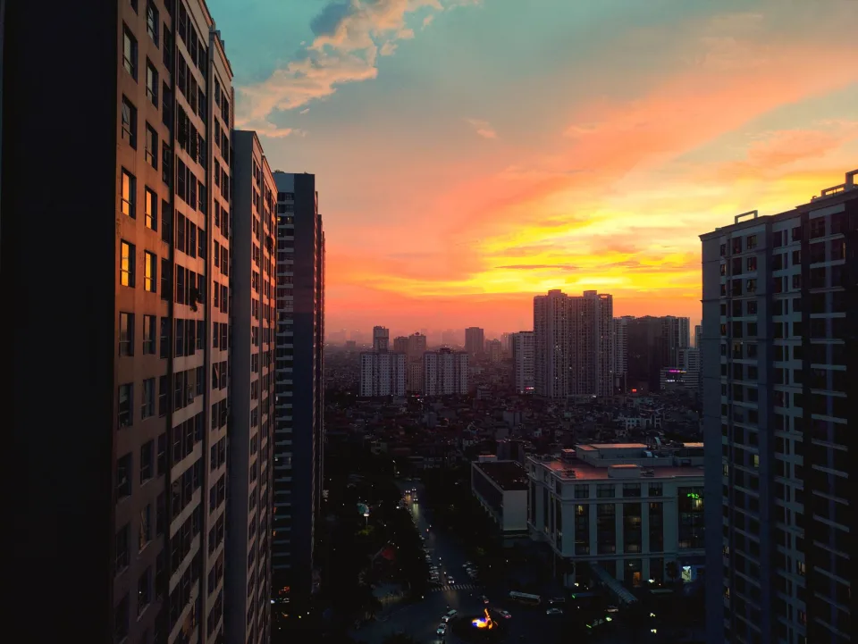 Nhà cũ, tường ẩm và bố trí chật — trước