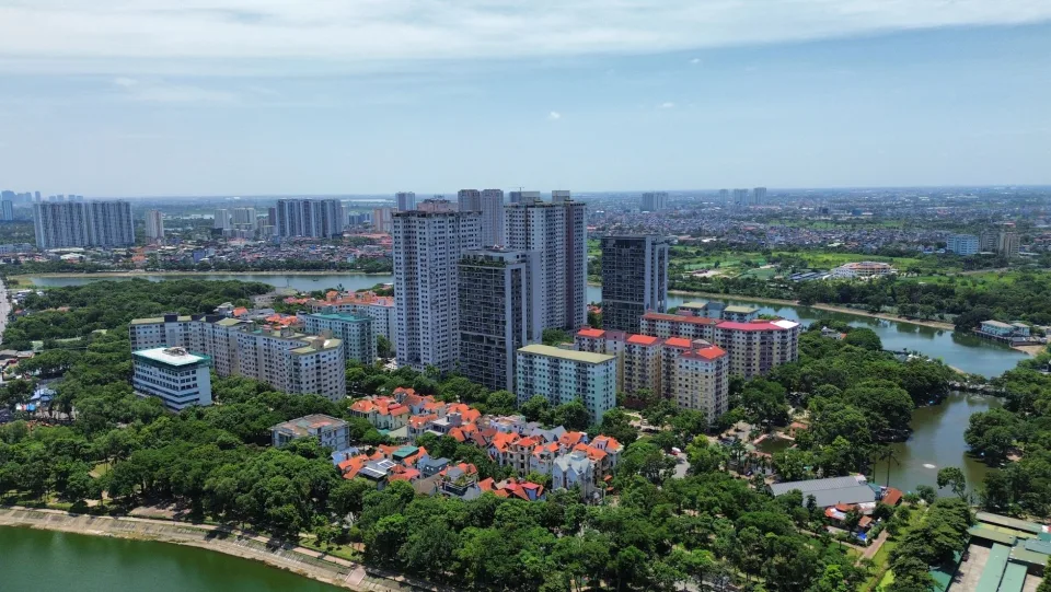 Đất trống chưa san lấp — sau khi san lấp