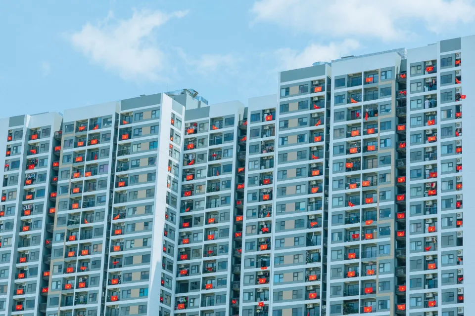 Nhà cũ, tường ẩm và bố trí chật — sau khi sửa